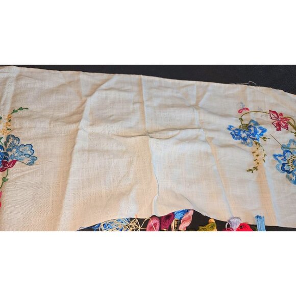 Vintage Floral Embroidery Linen Kit With Threads & Needles - Picture 5 of 10